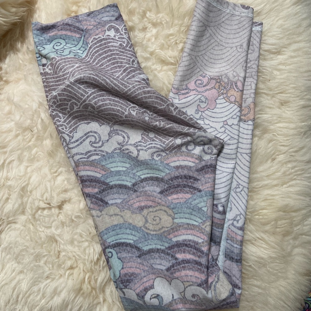Niyama sol J Lo brand workout leggings white with magical print
